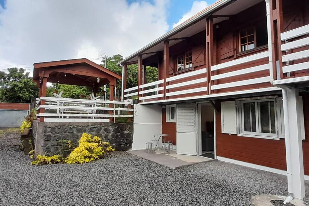 Chalet Des Laves Sainte-Rose Exterior photo